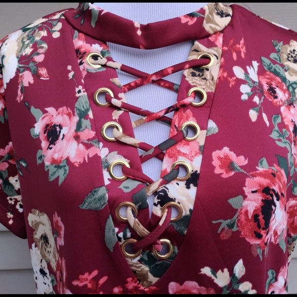 **1 LEFT**Red Floral Criss Cross Top 3X - Picture 6 of 7